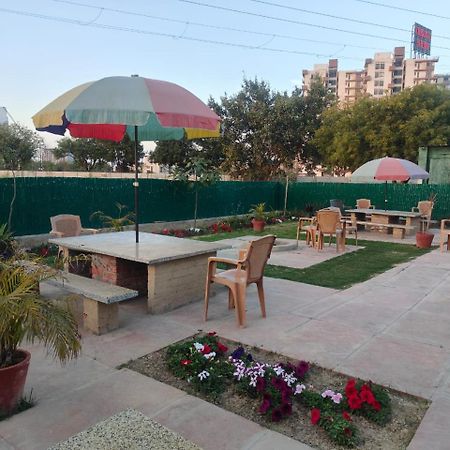 Villa In Vrindavan, Hare Krishna M ภายนอก รูปภาพ