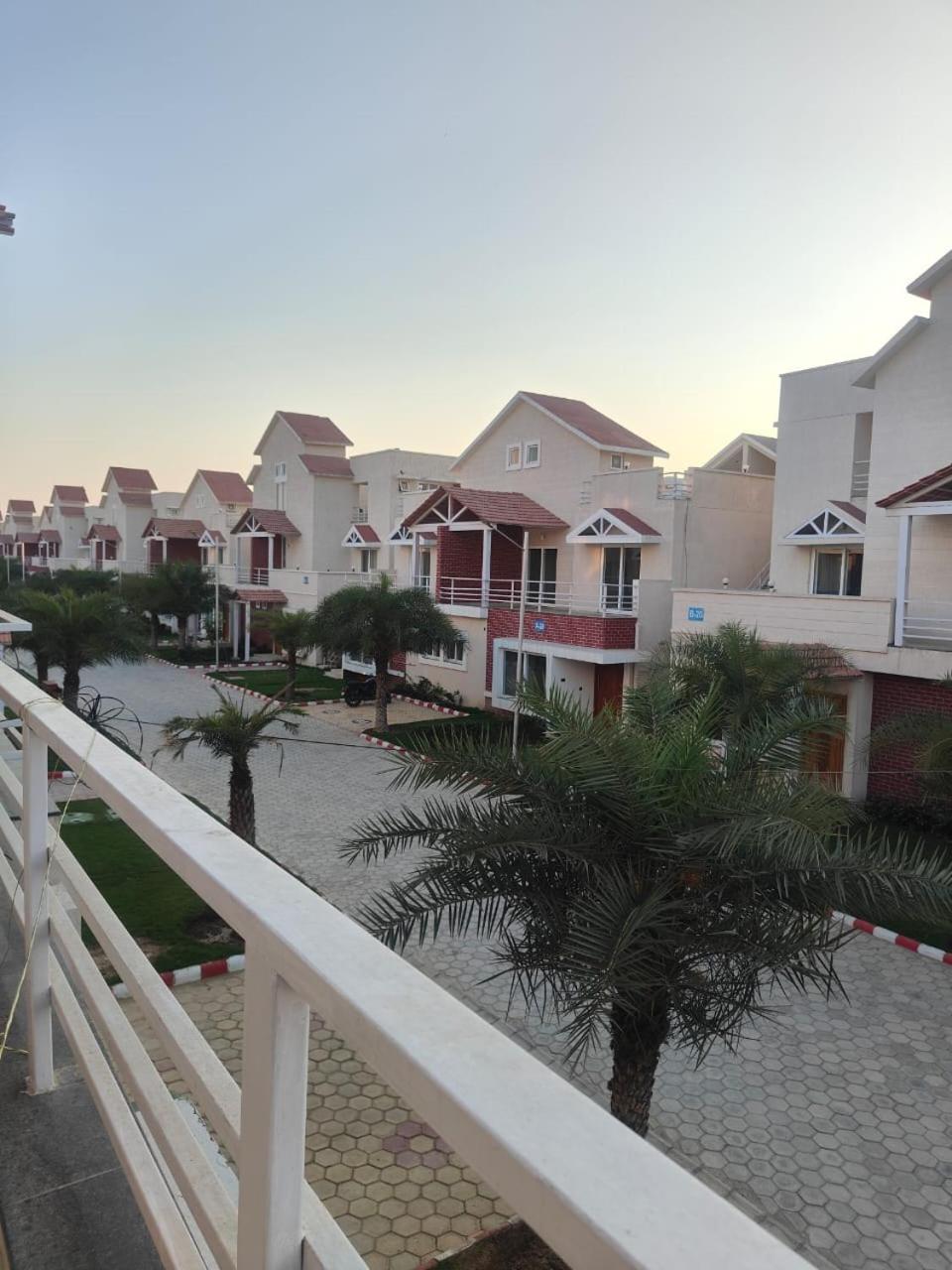 Villa In Vrindavan, Hare Krishna M ภายนอก รูปภาพ