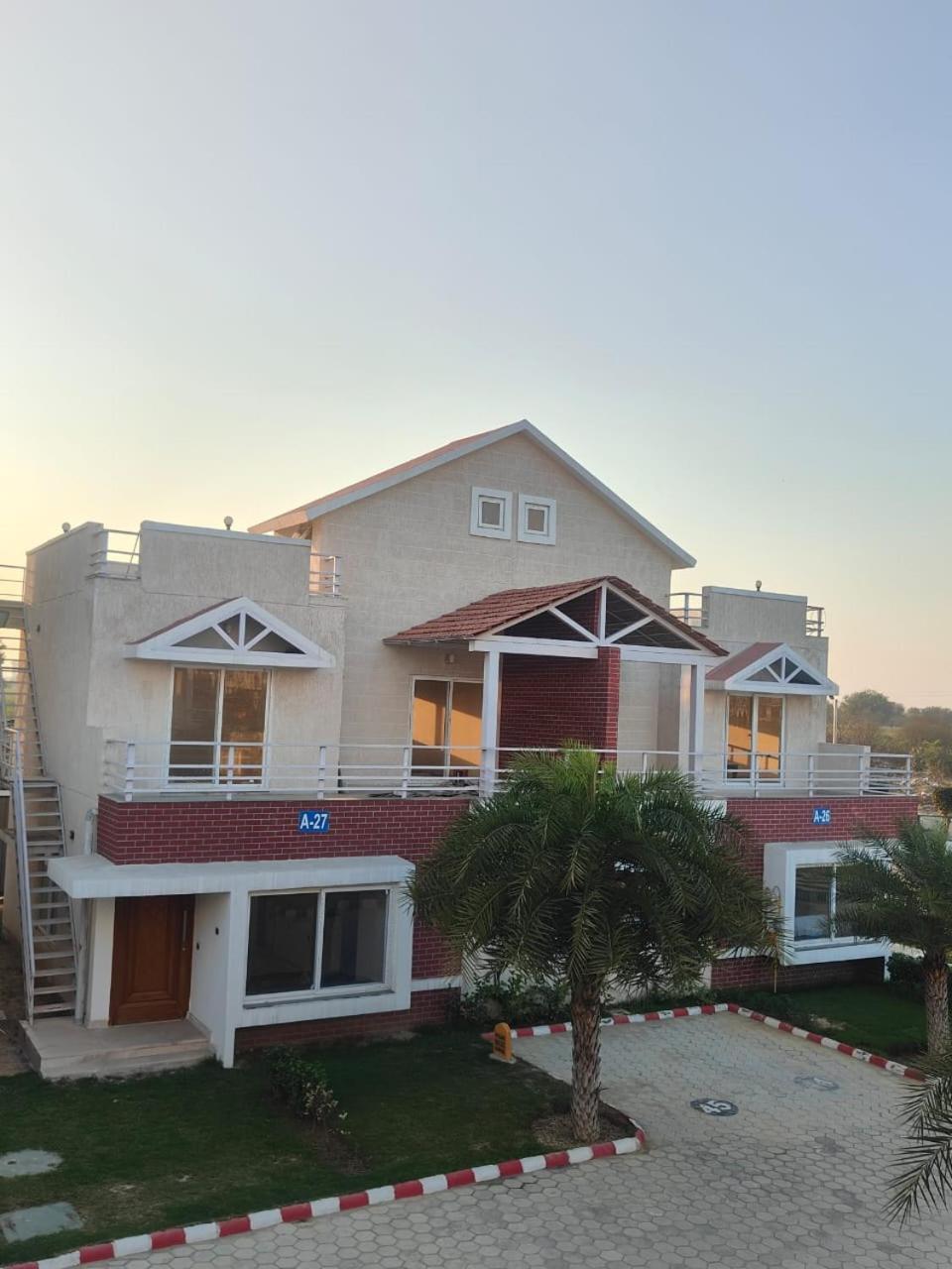 Villa In Vrindavan, Hare Krishna M ภายนอก รูปภาพ
