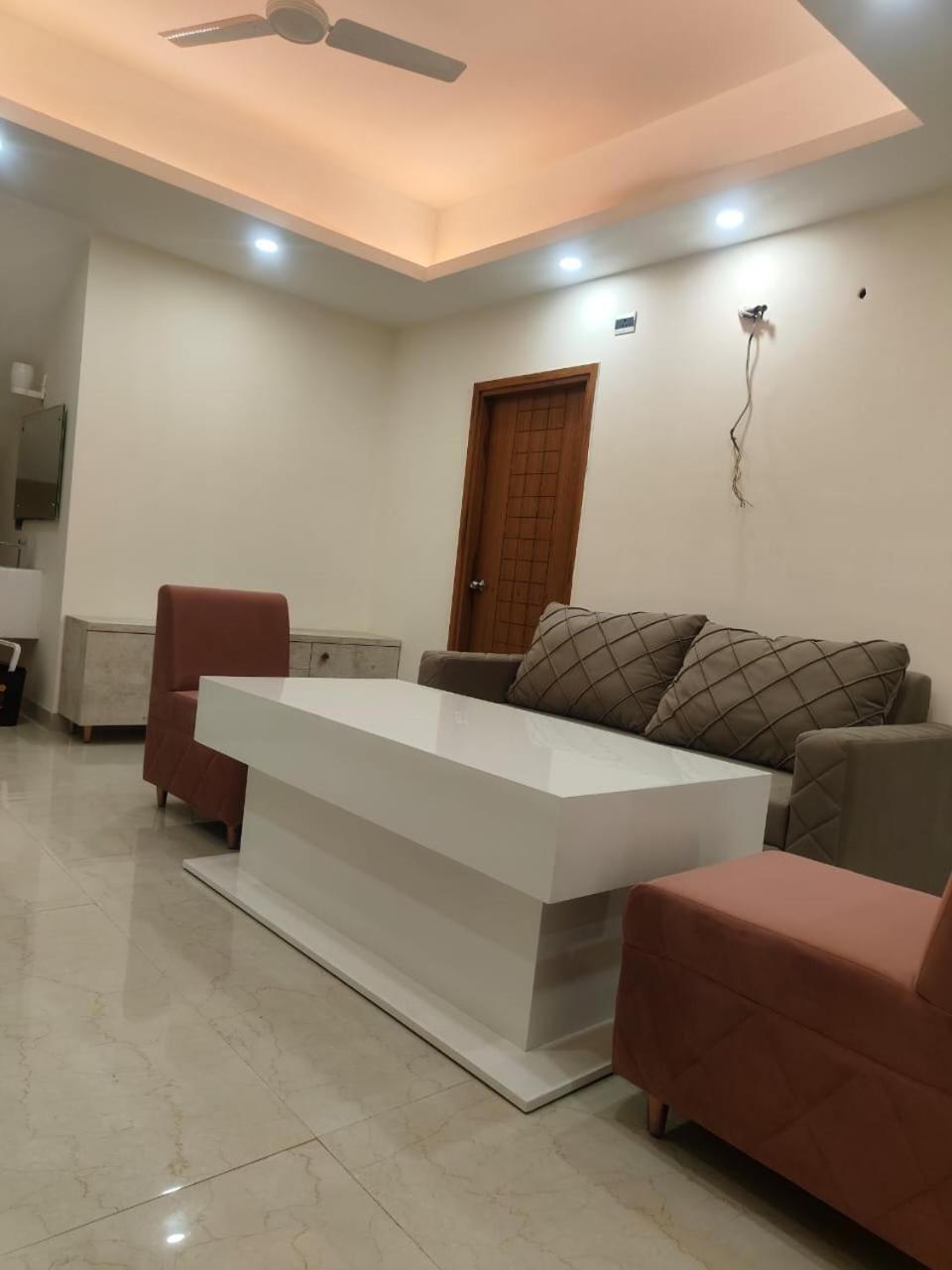 Villa In Vrindavan, Hare Krishna M ภายนอก รูปภาพ